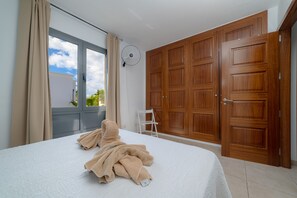 3 chambres, coffres-forts dans les chambres, fer et planche à repasser