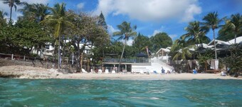 Studio Hibiscus n°2 with sea and mountain views, beach access, + cistern