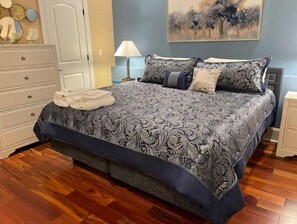 2 bedrooms, in-room safe, desk, iron/ironing board