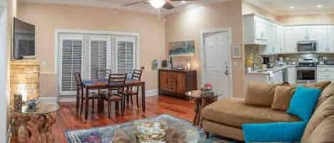 Een smart-tv, een open haard en een computerscherm