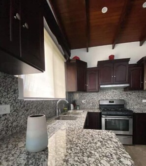 Een koelkast, een magnetron, een oven, een koffiezetapparaat/waterkoker