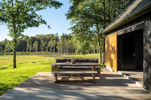 Outdoor dining - Fantastic newly built barn in the country, only 45 minutes from Gbg (Alingsås)