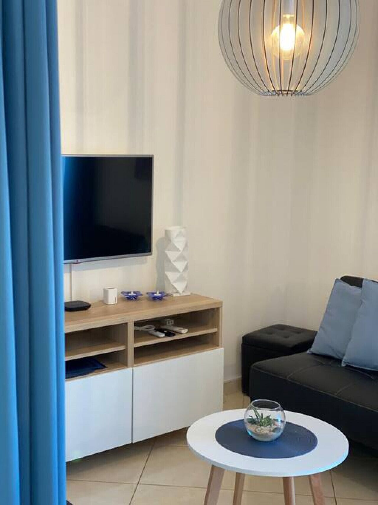 Een smart-tv, boeken en een computerscherm