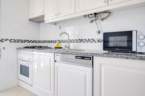 Réfrigérateur, four à micro-ondes, un four, surface de cuisson