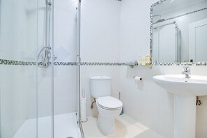 Sèche-cheveux, serviettes fournies