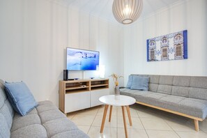 Téléviseur connecté, livres, écran d’ordinateur
