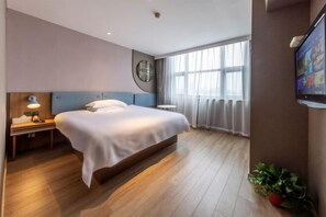 A modern hotel room with a large bed, bedside tables, a TV, and a window with curtains. - Homeinn Hotel (Yangzhou University Grand Canal Museum) (Yangzhou)