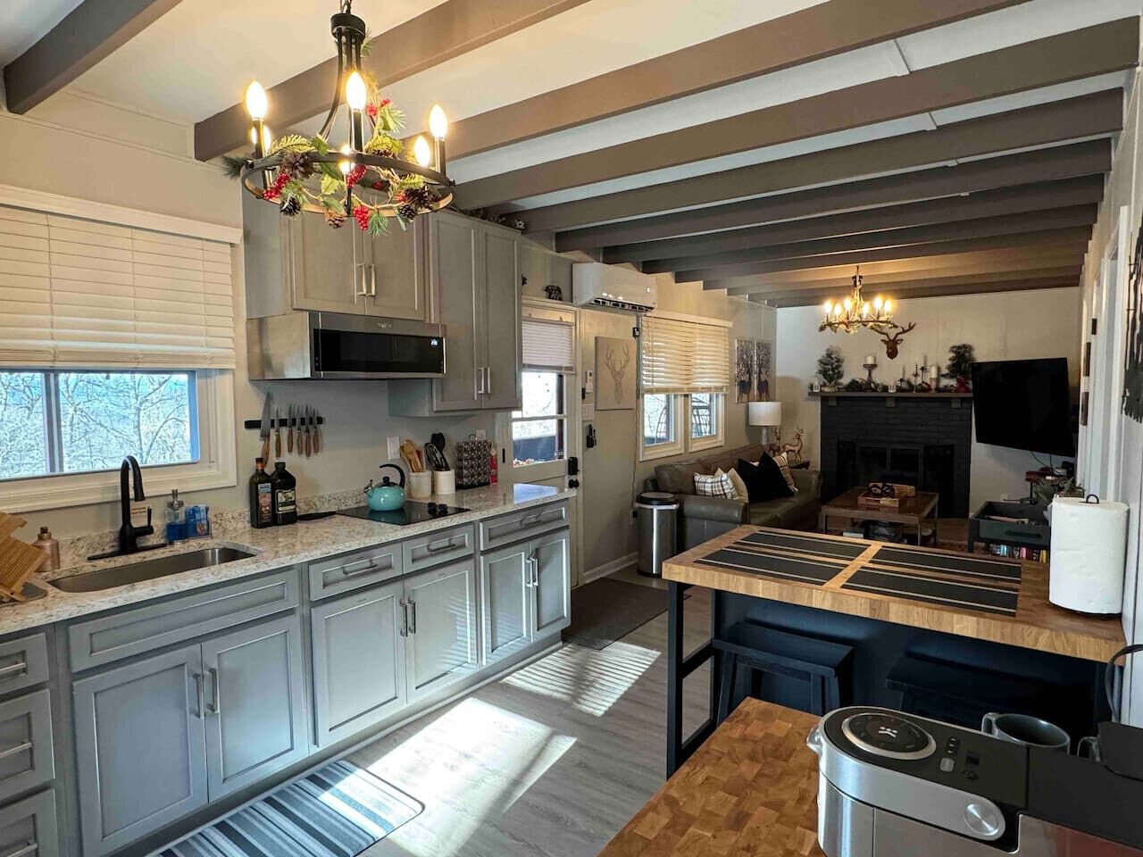 Réfrigérateur, micro-ondes, plaque de cuisson, cafetière/bouilloire