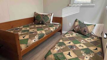 2 soverom, skrivebord, blendingsgardiner og strykejern/-brett