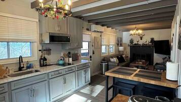 Kjøleskap, mikrobølgeovn, kokeplater og kaffetrakter/tekoker