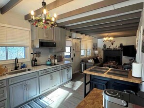 Réfrigérateur, four à micro-ondes, surface de cuisson, cafetière-théière