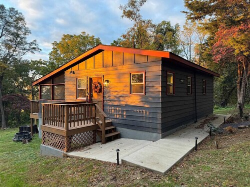 The Juniper Cabin • Private Hideaway w/ Hot Tub, Grill & Screened Porch