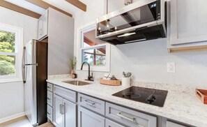 Kühlschrank, Mikrowelle, Herdplatte, Wasserkocher mit Kaffee-/Teezubehör