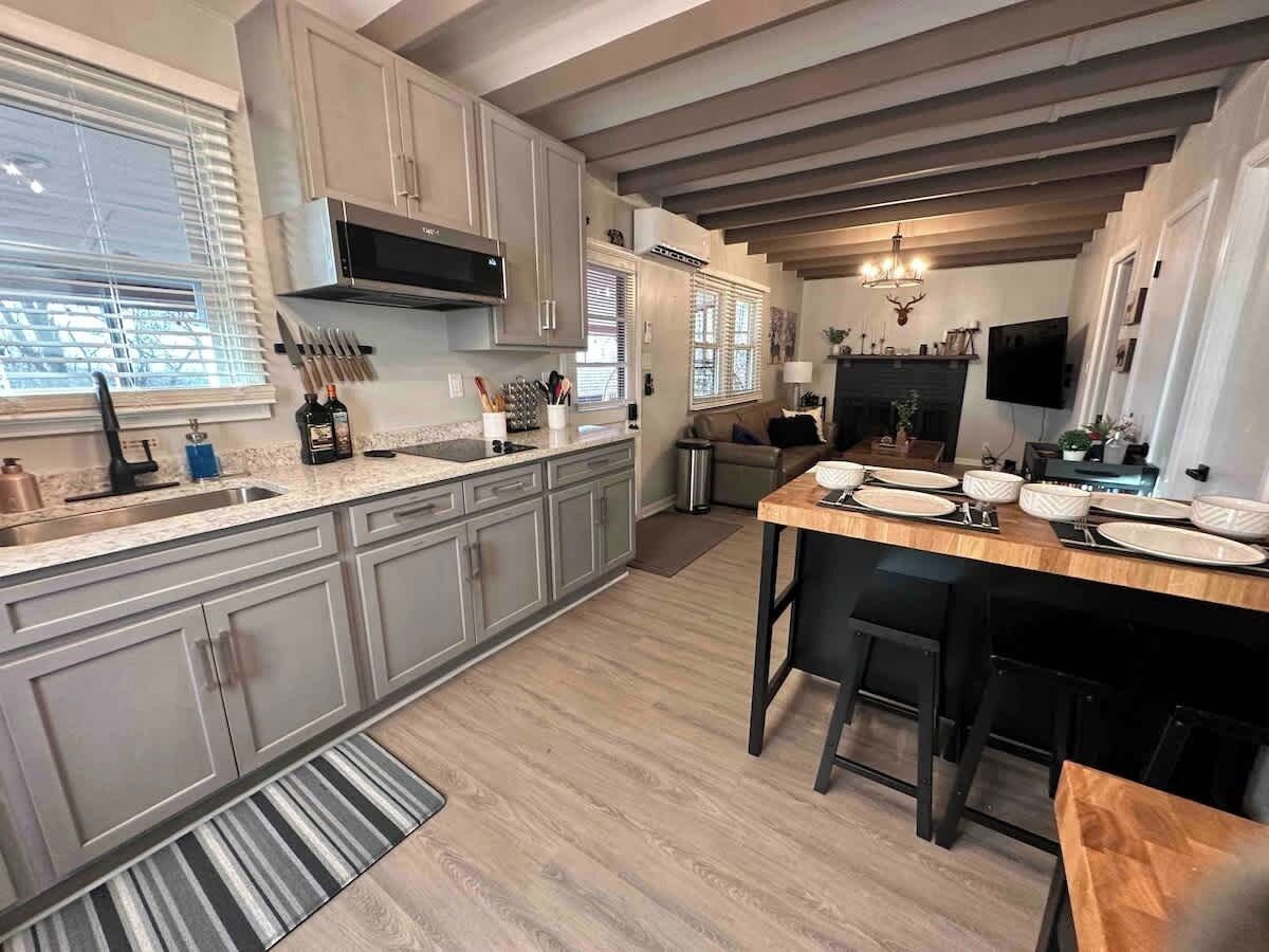 Kühlschrank, Mikrowelle, Herdplatte, Wasserkocher mit Kaffee-/Teezubehör