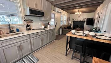 Kühlschrank, Mikrowelle, Herdplatte, Wasserkocher mit Kaffee-/Teezubehör