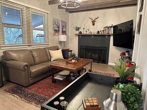 TV, fireplace, Netflix, Hulu - The Juniper Cabin • Cozy Hideaway w/ Hot Tub (Linden)