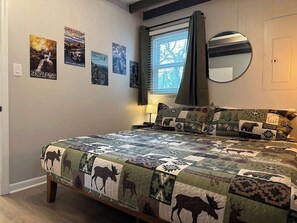 2 soveværelser, skrivebord, mørklægningsgardiner, strygejern/strygebræt