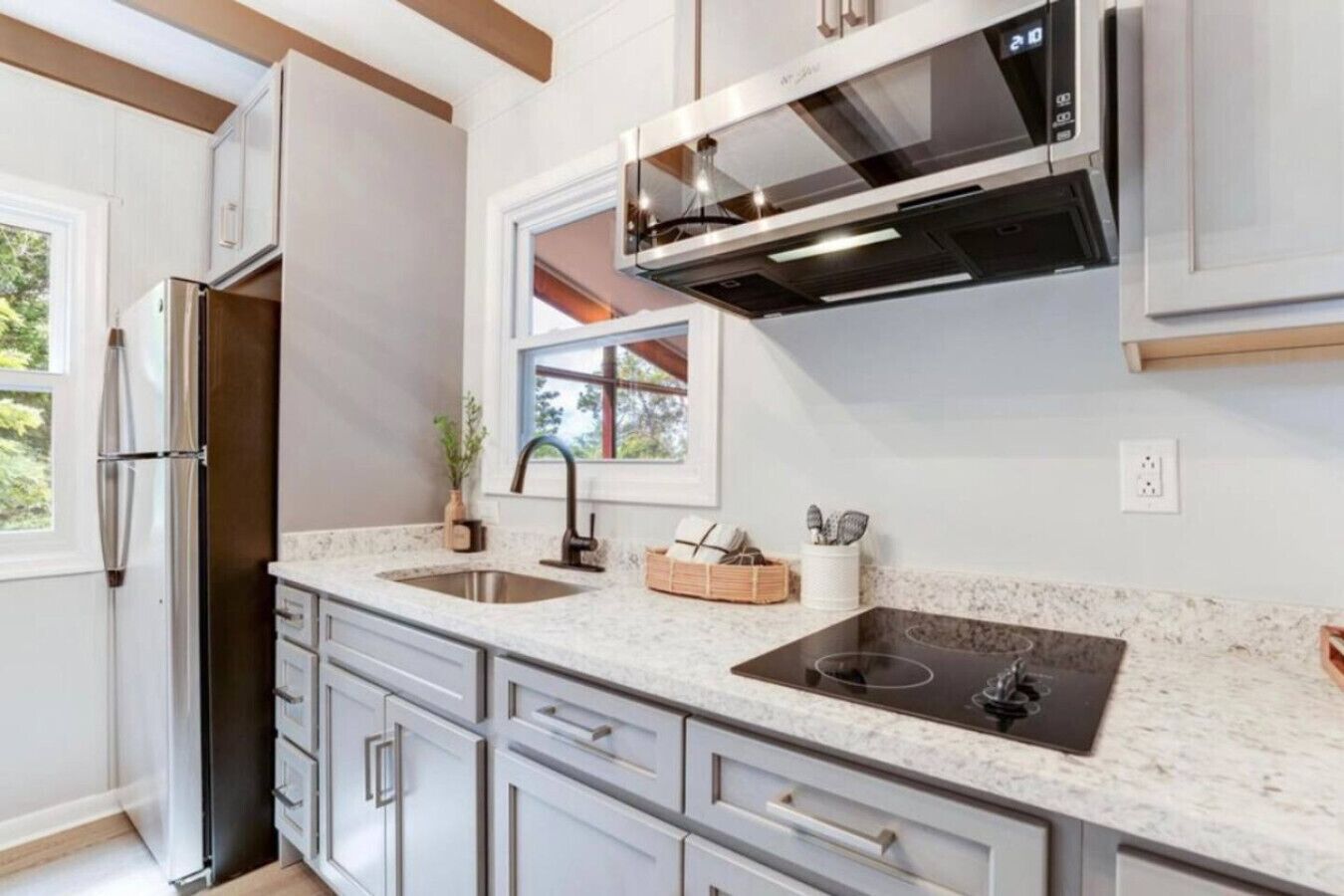 Réfrigérateur, micro-ondes, plaque de cuisson, cafetière/bouilloire