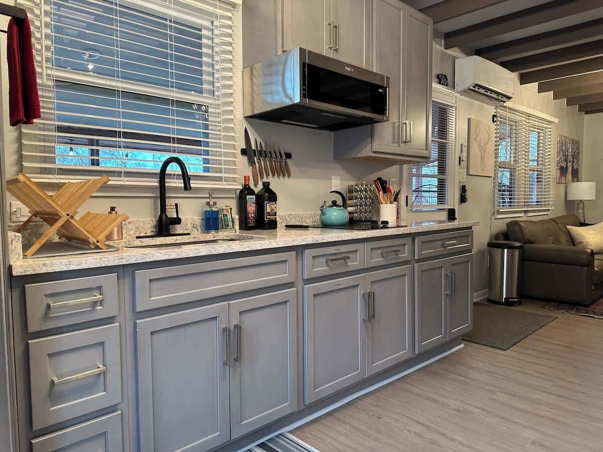 Kühlschrank, Mikrowelle, Herdplatte, Wasserkocher mit Kaffee-/Teezubehör