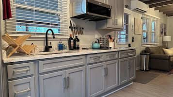 Kühlschrank, Mikrowelle, Herdplatte, Wasserkocher mit Kaffee-/Teezubehör