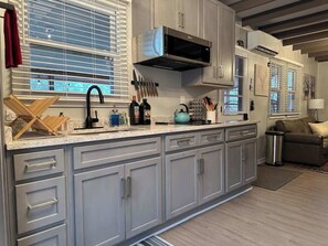 Kühlschrank, Mikrowelle, Herdplatte, Wasserkocher mit Kaffee-/Teezubehör