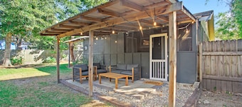 Downtown Cottage! Walk/Cart Everywhere, 2 King Beds