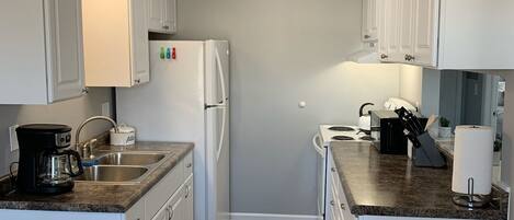 Réfrigérateur, four à micro-ondes, un four, surface de cuisson