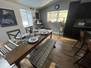 Dining - Creek side cabin near State Parks and ski resorts (Stamford)