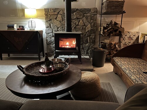 Creek side cabin near State Parks and ski resorts