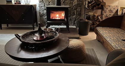 Creek side cabin near State Parks and ski resorts