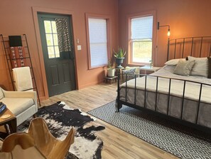 3 bedrooms, desk, travel crib, free WiFi - Creek side cabin near State Parks and ski resorts (Stamford)
