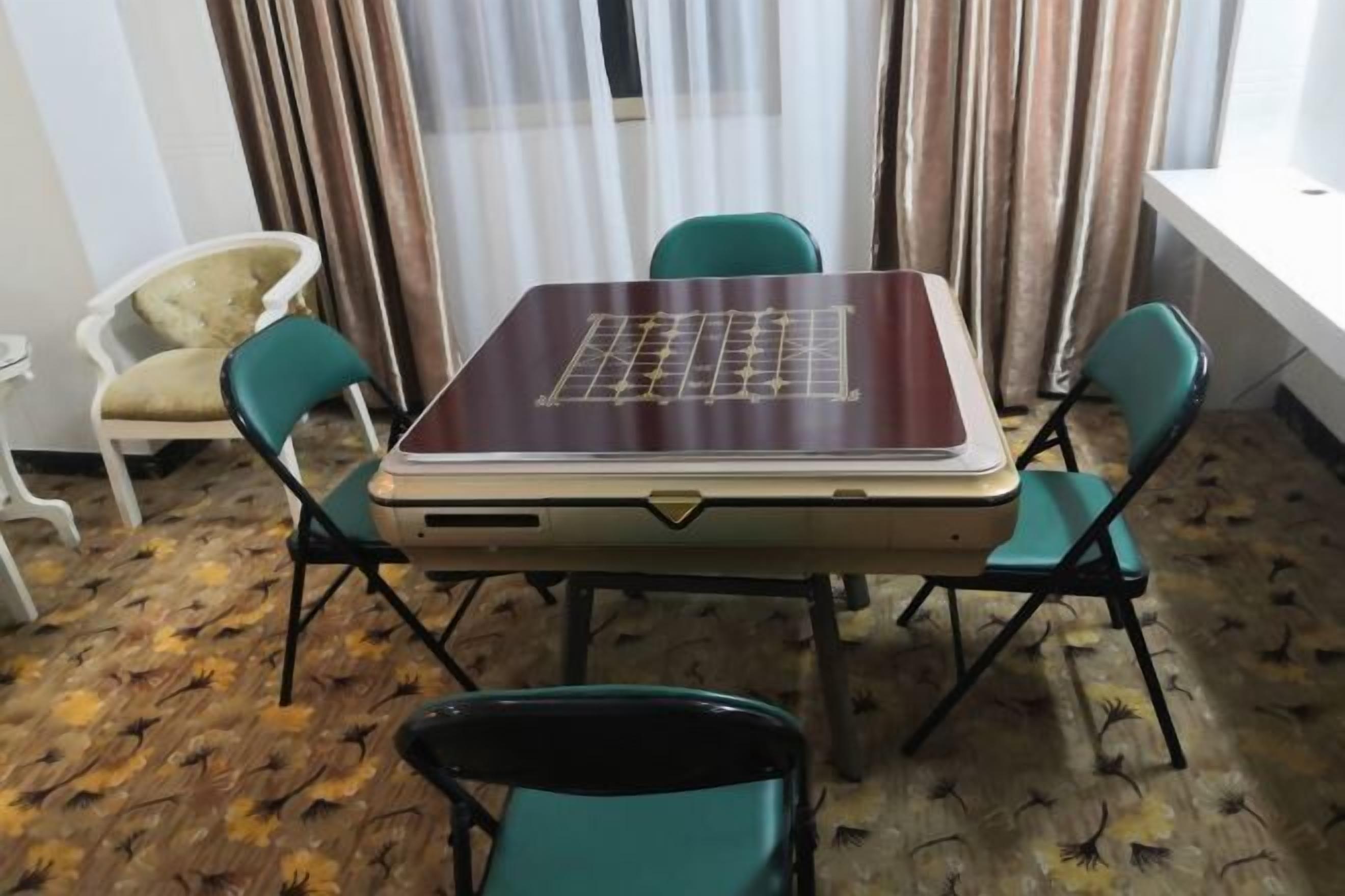 Una habitación con una mesa, cuatro sillas, un ventanal con cortinas y un piso con diseño.