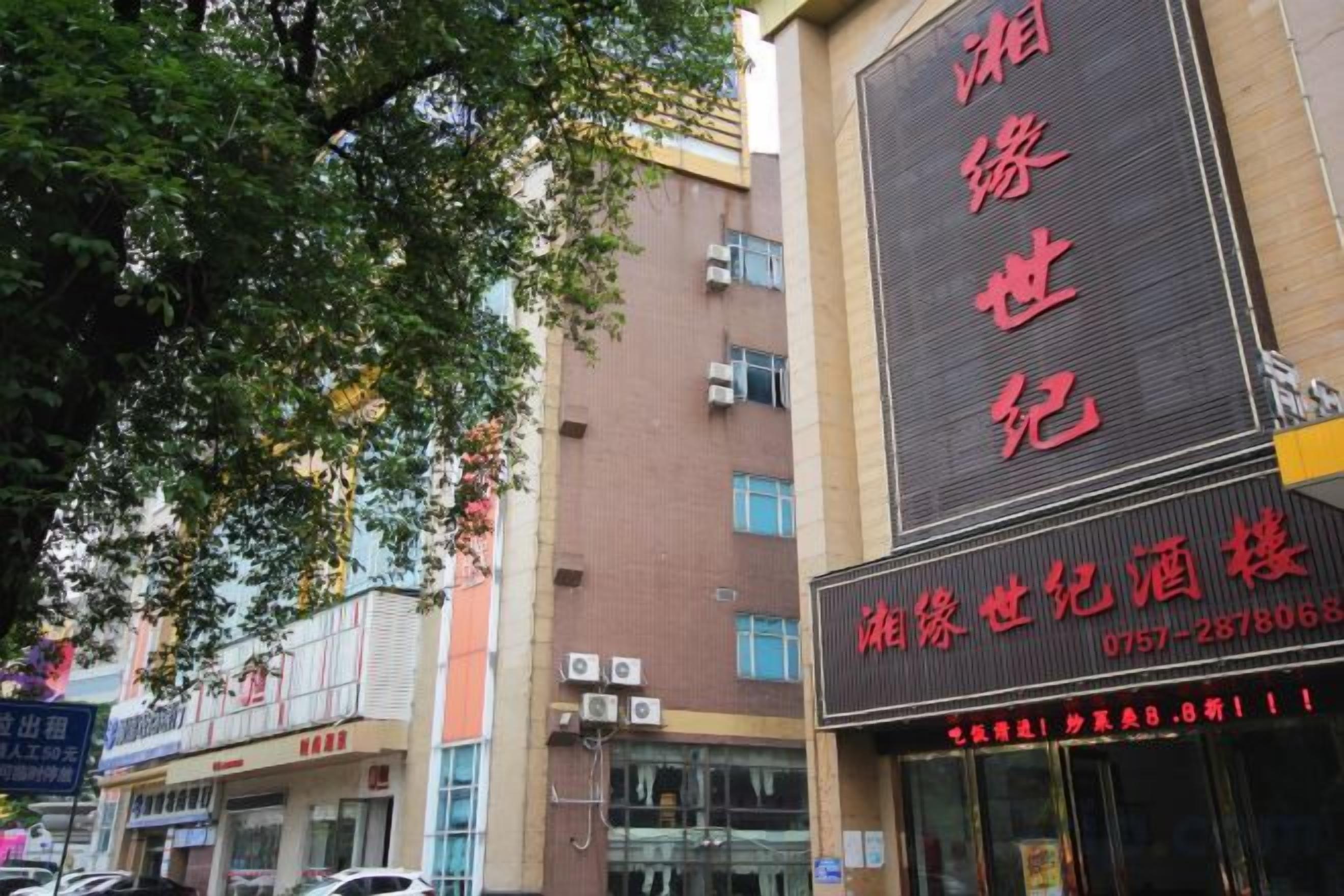 Un edificio con un grande cartellone digitale che mostra del testo in rosso.