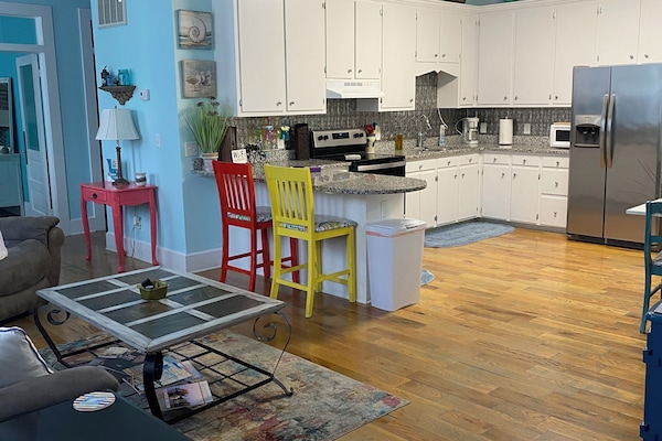 Familie appartement | Privékeuken | Een minikoelkast, een microgolfoven, een koffiezetapparaat/waterkoker