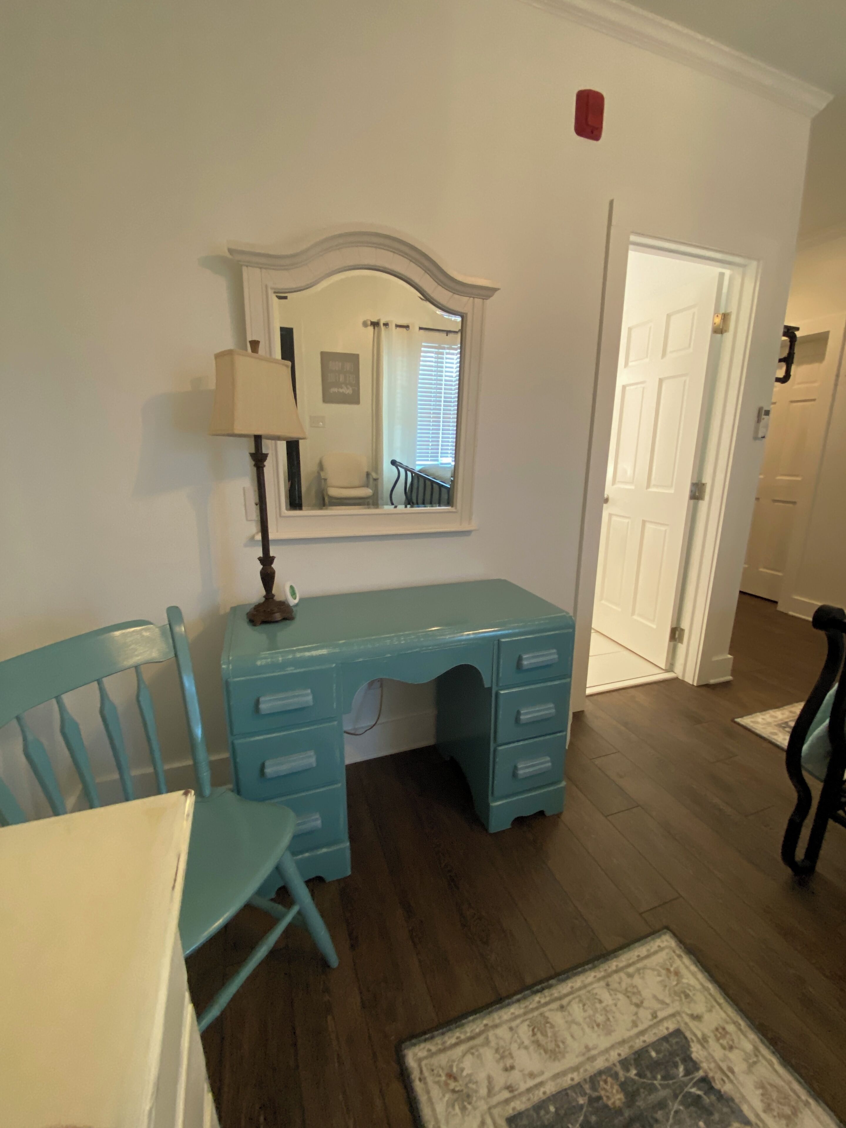 Deluxe-Zimmer | Wohnbereich | 50-Zoll-Smart-TV mit Kabelempfang, Fernseher, Streaming-Dienste