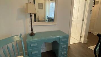 Deluxe-Zimmer | Wohnbereich | 50-Zoll-Smart-TV mit Kabelempfang, Fernseher, Streaming-Dienste