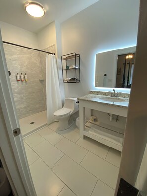 Bathroom - Little Inn on Main (Washington)
