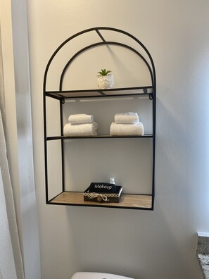 102 Bath Creek Room - Pet Friendly | Bathroom | Shower, hair dryer, towels, soap - Little Inn on Main (Washington)