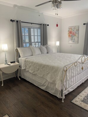 Deluxe Room | Premium bedding, individually decorated, individually furnished, desk - Little Inn on Main (Washington)