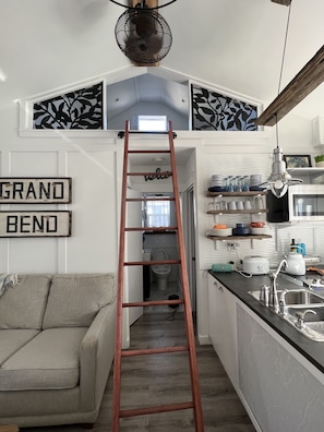 Smart TV, fireplace - THE "clean" LITTLE BLUE COTTAGE - BEACHTOWN DT GRAND BEND -ONTARIO (Grand Bend)