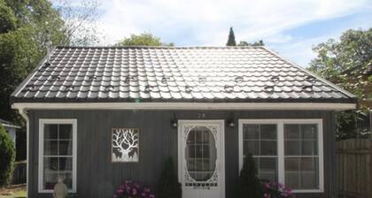 THE "clean" LITTLE BLUE COTTAGE -  BEACHTOWN DT GRAND BEND -ONTARIO