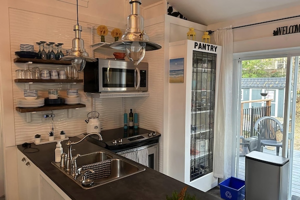 Coffee/tea maker, fridge, microwave, oven