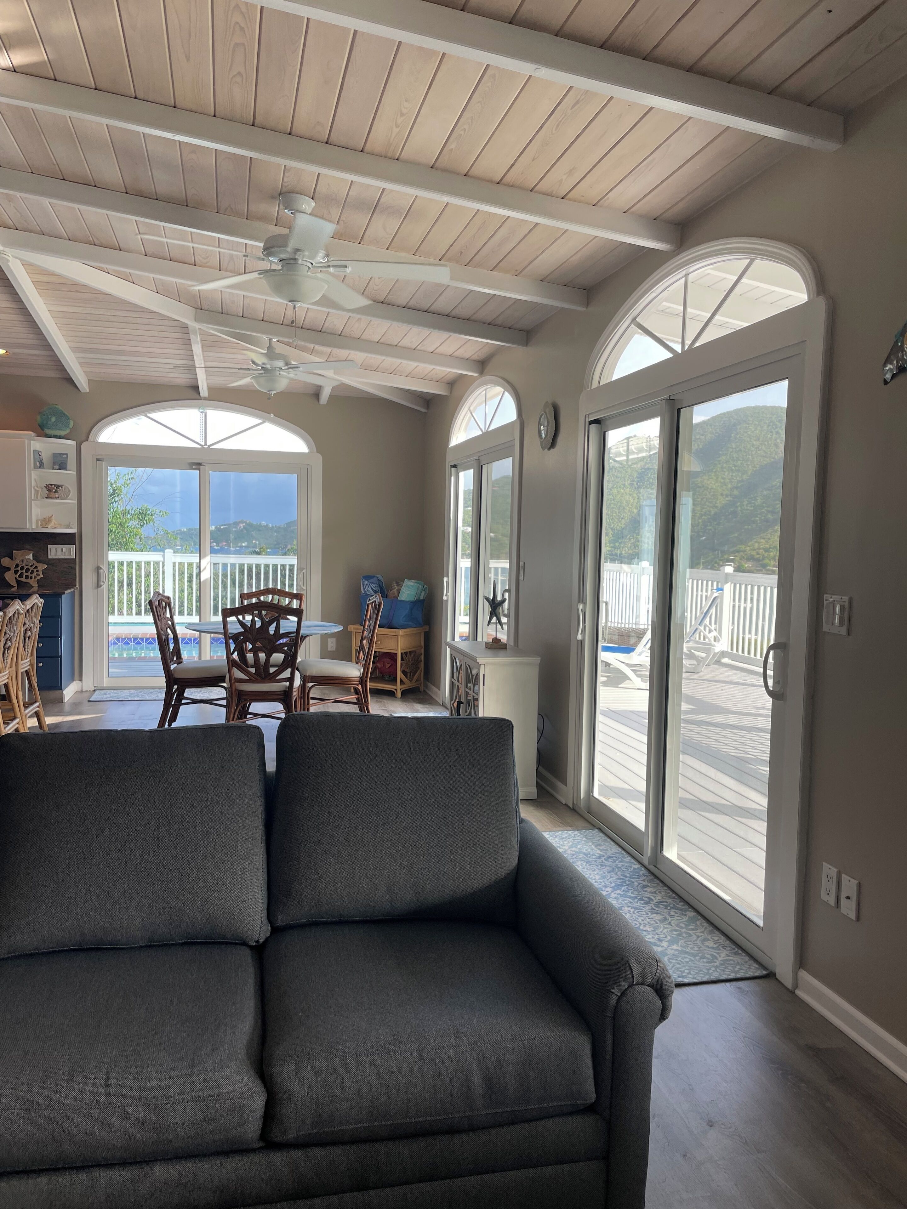 TV connectée, livres, médiathèque, vidéothèque