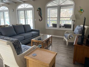 Smart-TV, Bücher, Musikbibliothek, Videothek