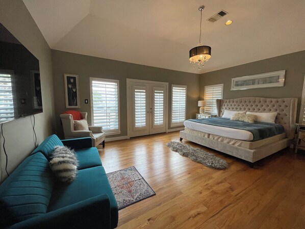 4 bedrooms, in-room safe, desk, iron/ironing board - REVENE - near Galleria Mall (Houston)