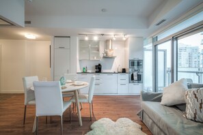 Executive Suite | Private kitchen | Full-sized fridge, microwave, oven, stovetop - Lavish Suites (Toronto)