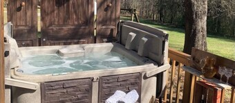 1800’s Cabin with Hot Tub, Pet Friendly