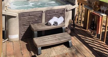 1800’s Cabin with Hot Tub, Pet Friendly