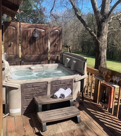 1800’s Cabin with Hot Tub, Pet Friendly