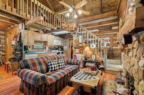 1800’s Cabin with Hot Tub, Pet Friendly